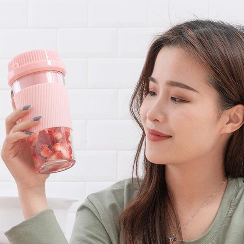 Trendy USB Mini Blender – Portable Fruit Juicer for Home - BuzzMart